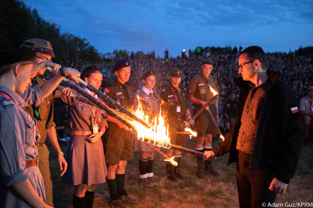 ChopAntoni1's tweet photo. Premier Morawiecki przekazuje Polakom tanie źródło ciepła na tegoroczny sezon grzewczy.
Tefałpewizowane https://t.co/uvIJkMWNyg