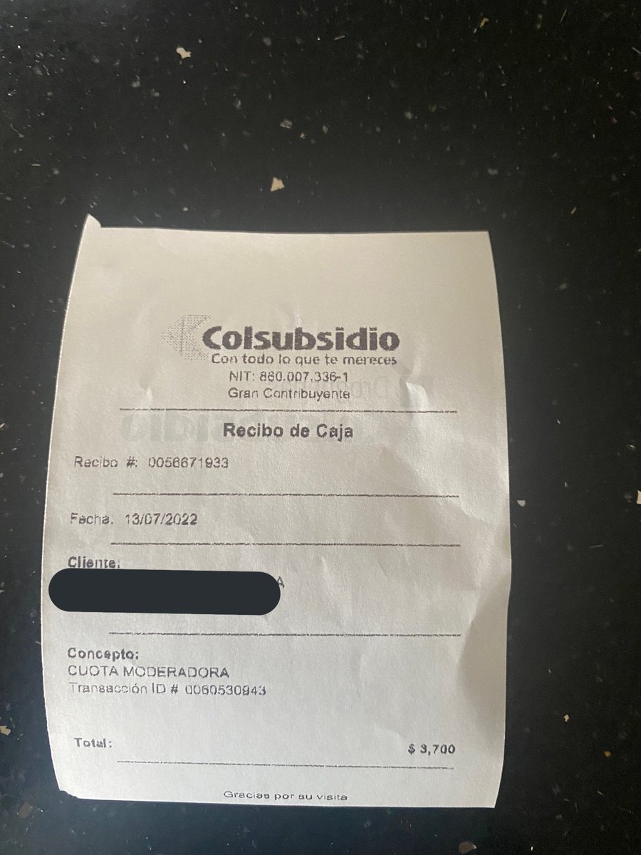 Mi novia salió del COVID para meterse en una amigdalitis. Hoy fue al médico (EPS, sin plan complementario), la atendieron pronto y le mandaron esta cantidad inmensa de medicamentos por 3,700 pesos (80 céntimos de dólar). Bendito sistema de salud que tenemos que cuidar y proteger.