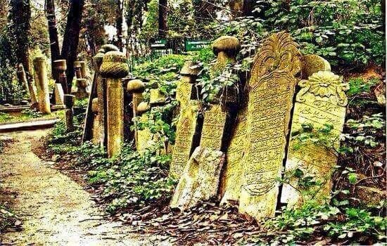 Kimseye bâkî değildir, mülk-i dünyâ sîm-ü zer,
bir harâb olmuş kalbi, tamîr etmektir hüner.
Buna fânî dünyâ derler, durmayıp, dâim döner.
Âdem oğlu bir fenerdir, âkıbet birgün söner!