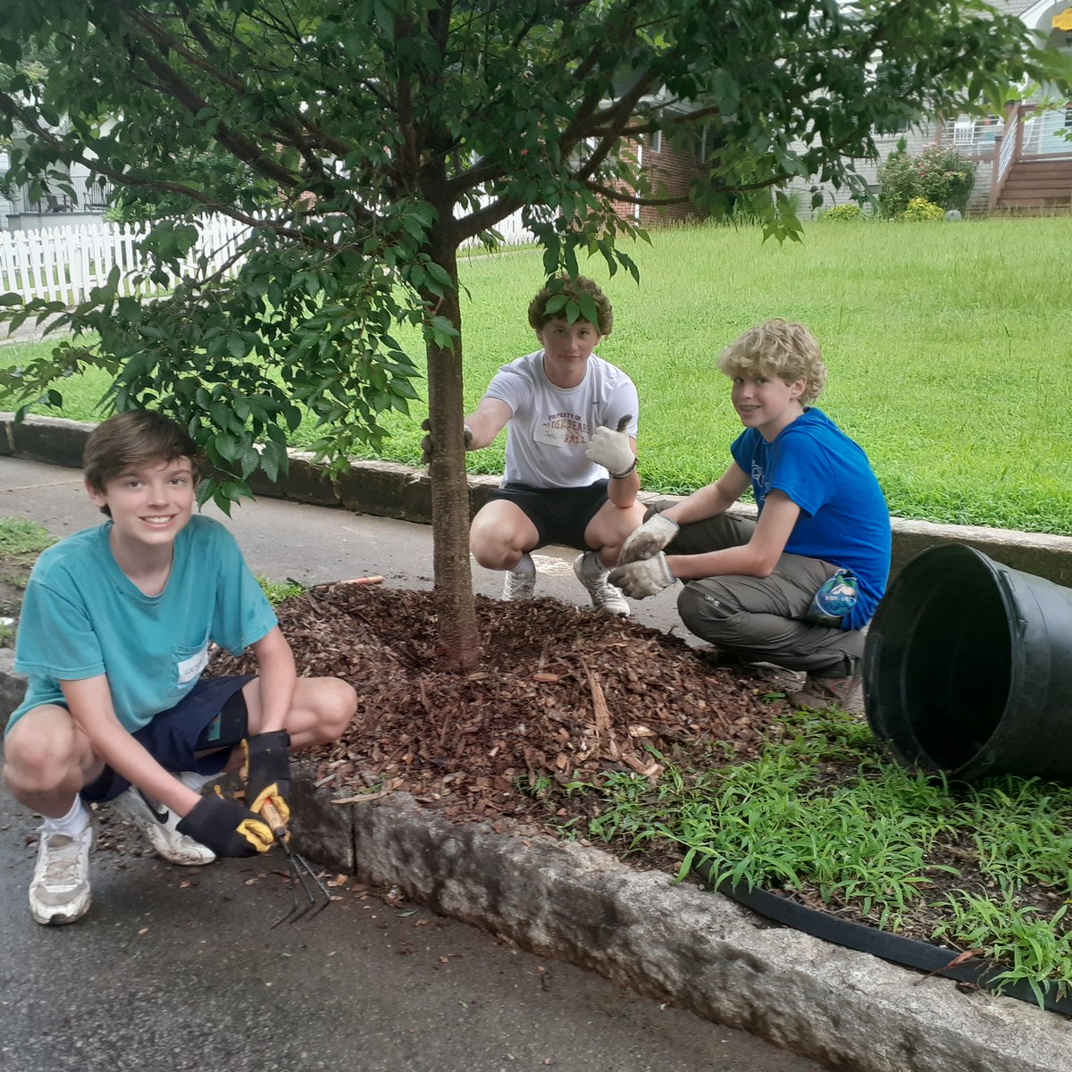 HIESbears's tweet photo. Four of our students completed a service project with @TreesAtlanta on July 9 in the Westview neighborhood. They moved mulch, sliced weeds and dodged a deluge of rain while they worked. #hiesbears https://t.co/mixaip8X5D