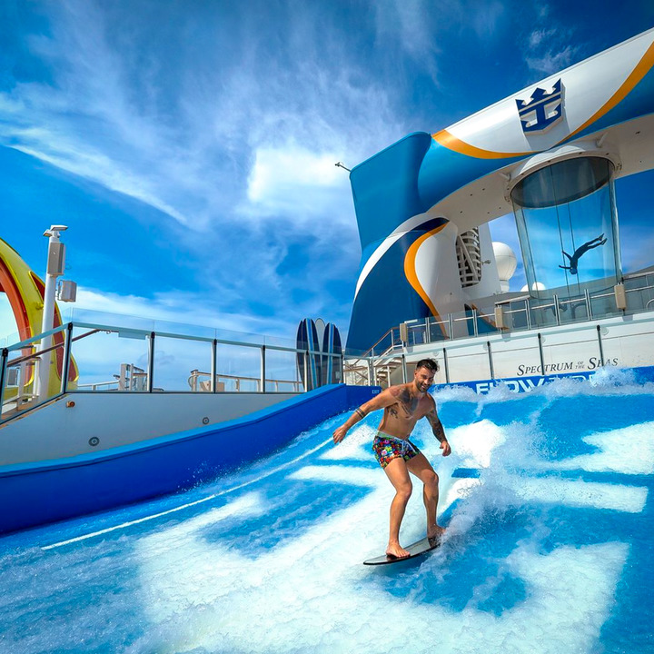 CrucerosPlus's tweet photo. Practica tus habilidades de surfista en un simulador de olas sobre el mar, ¿te imaginas que increíble?

Esto es posible en los cruceros Royal Caribbean, no te pierdas de está experiencia. 

#royalcaribbean #cruceros #diversión #indoorsurf https://t.co/fC1z9baVk8