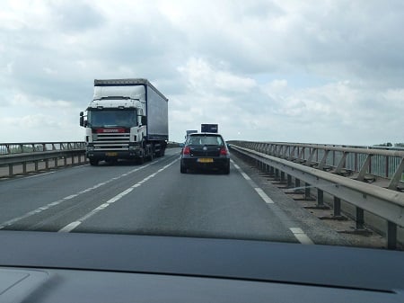 GemNeder_Betuwe's tweet photo. Wegens onderhoudswerkzaamheden van Rijkswaterstaat is de Rijnbrug bij Rhenen van 16 juni 20:00 tot 17 juni 06:00 in beide richtingen afgesloten voor verkeer. Extra reistijd is 30 minuten. De veerpont Wageningen-Opheusden zal varen tot 00:00. Meer info zie https://t.co/MTd4NtXjYN https://t.co/RW9jmbCumi