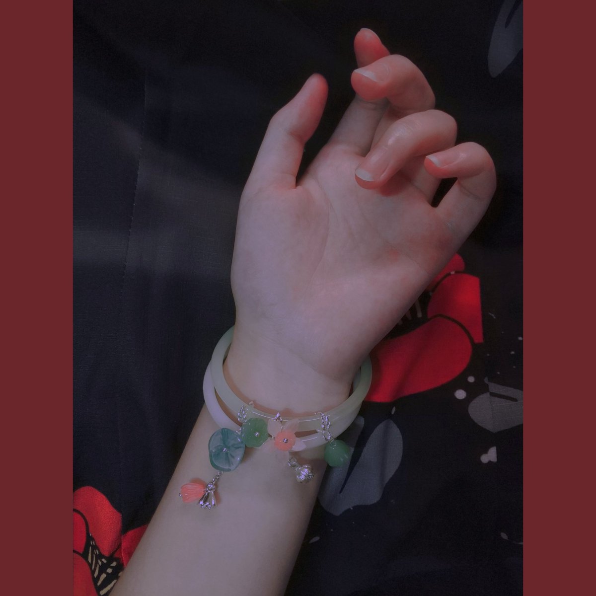 Resveratrol_Vi's tweet photo. 一对镯子
究极花里胡哨
我的审美说到底还是喜欢华而不实
【手手真好看，嘻嘻( 'ω' ) https://t.co/5phbisypiu