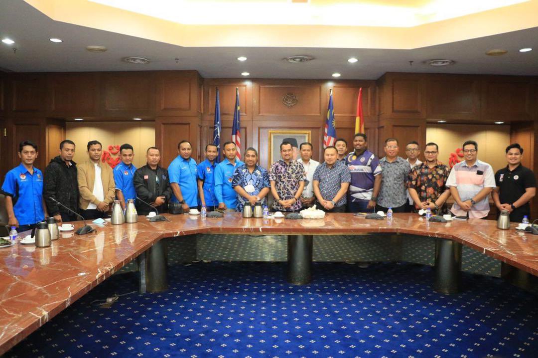 puteraumnomy's tweet photo. 13 JULY 2022

Perjumpaan antara Pegerakan Pemuda UMNO Malaysia bersama Komite Nasional Pemuda Indonesia (KNPI) di Ibu Pejabat UMNO.

Turut hadir Ketua Putera UMNO Malaysia bersama sama saf kepimpinan Pemuda UMNO Malaysia. https://t.co/nGkqHt4tAb