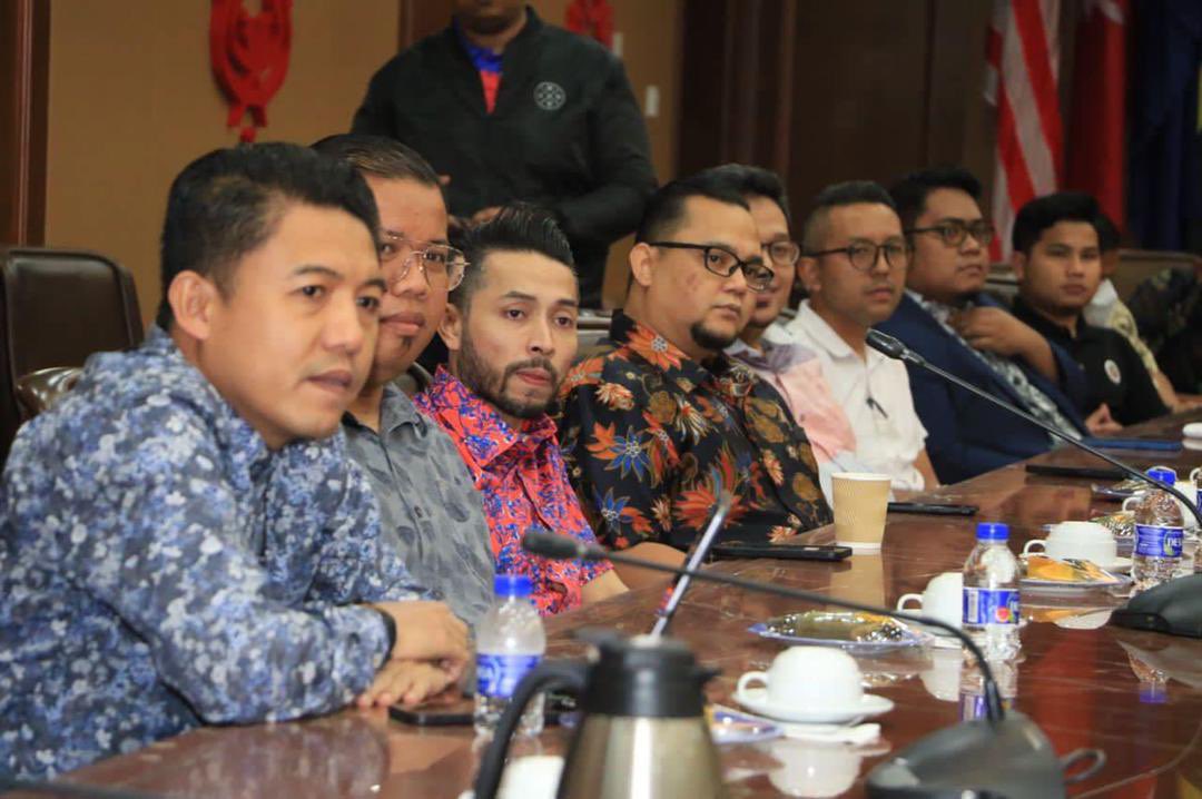 puteraumnomy's tweet photo. 13 JULY 2022

Perjumpaan antara Pegerakan Pemuda UMNO Malaysia bersama Komite Nasional Pemuda Indonesia (KNPI) di Ibu Pejabat UMNO.

Turut hadir Ketua Putera UMNO Malaysia bersama sama saf kepimpinan Pemuda UMNO Malaysia. https://t.co/nGkqHt4tAb