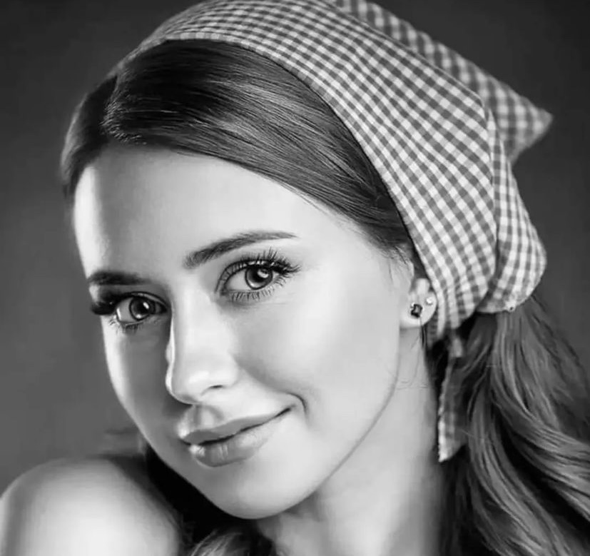 ما أكثر الذين رافقونا على طريق العمر ثم تناقصوا حتى تلاشوا. 
هل أكلهم الطريق أم سرقتهم الحياة

هناك عطور 
تكون رائحتها ذكريات