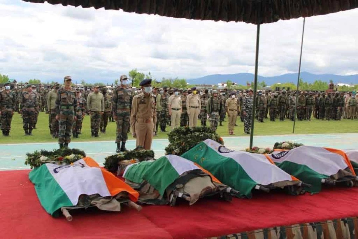 sarali118706999's tweet photo. Great respect to the men for their exemplary character to witness what it takes to serve the nation even against all odds and sacrificing life for it.
#ShaheedOfKashmir
#KashmirMartyrsDay
#13July
#MartyrsOfKashmir
#SentinalOfKashmir https://t.co/B2YrjdkoKW