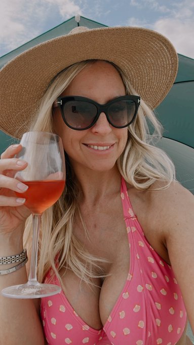 Having the best day at West Wittering beach today https://t.co/k23vc52Qrz<a href="/tag/linkinbio"class="tags"><span>#linkinbio</span></a>