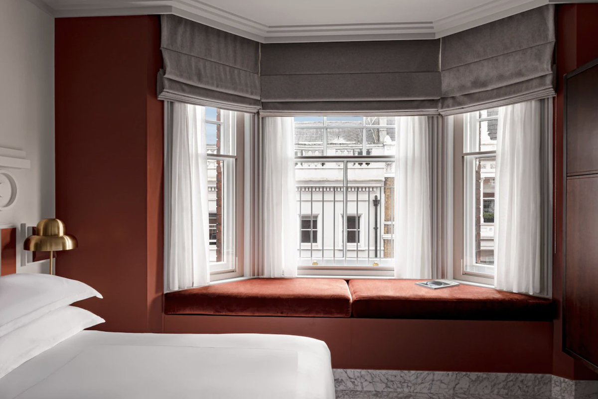 Hotels.com UK tweet media