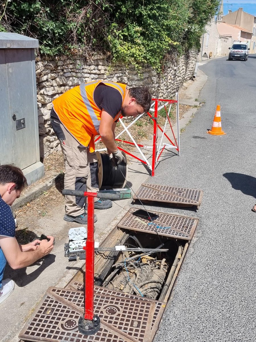 OLIVIERCOTTARD's tweet photo. Ce jour raccordement de la mairie d'Yversay (86) au #ftth. Déjà près de 10 000 abonnés sur le réseau de @VienneNumerique et @DeuxSevres Numérique. La #fibre avance avec @OrangeConcess.  @saintpe_princay @VieNum_FG https://t.co/HNqPGr4BXW