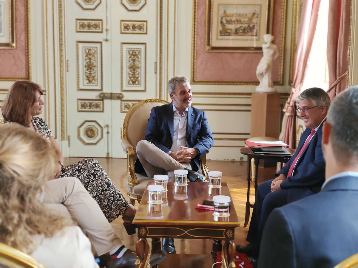 jaumecollboni's tweet photo. El consulado de Suiza 🇨🇭 en Barcelona cumple este año su 175° aniversario. 
Hoy junto a @laiabonetrull me he reunido con el cónsul saliente en BCN, @beatkaser, a quien hemos agradecido el trabajo realizado en la ciudad y su estrecha colaboración con @bcn_ajuntament. https://t.co/qJqZ0uSYOo
