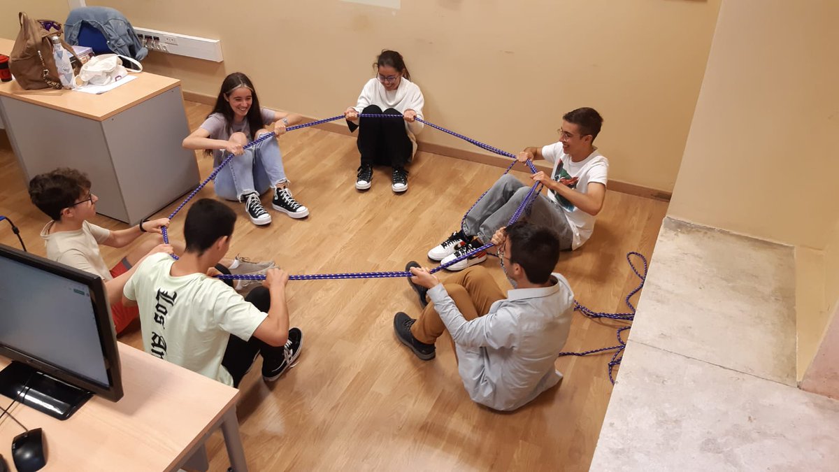CienciaULL's tweet photo. 🚀El alumnado👩‍🚀🧑‍🚀del grupo de #TEIDESAT 🛰️ del «Eje de Ciencia, Ingeniería y Tecnología»  ha estado trabajando durante la mañana☀️en el  #CCT_Canarias🔭de la @ULL y la @FundacionDISA, diseñando un cohete🚀.
 
#CCT_Canarias22 #MacaroNightEU https://t.co/fYUlfAHWJA