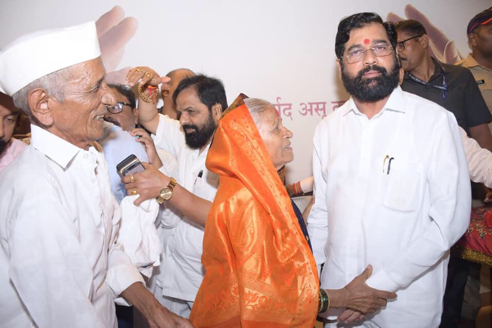 mieknathshinde's tweet photo. गुरुपौर्णिमेच्या निमित्ताने ठाण्यातील टेंभीनाका येथील आनंद आश्रम येथे उपस्थित राहून शुभेच्छांचा स्वीकार केला. काही क्षणचित्रे...

#गुरुपौर्णिमा https://t.co/x1bFJQemwl
