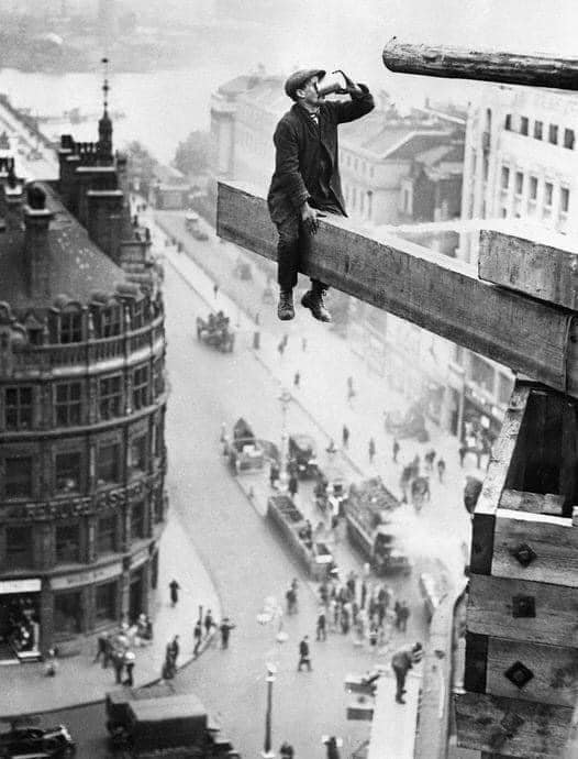 PascalDjoudi's tweet photo. TRAVAILLEUR BOISSANT AU-DESSUS DE LA STRAND LONDRES 1916 ... https://t.co/q1YlnyZWAJ