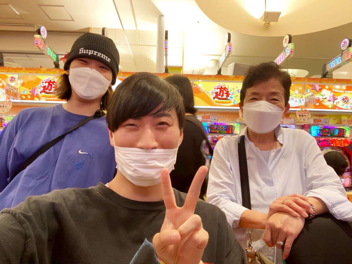 Yo_guru_taro's tweet photo. 仕事終わりにいつもゲーム一緒にしてるニートとふとパチンコ行ったら、俺の後ろに謎のおばちゃんが来て、ベタ付きで俺の台の解説をしてくれた。その時に撮った意味わからんメンツの写真　#パチンコ家族 https://t.co/DT1ugVZ2Sm