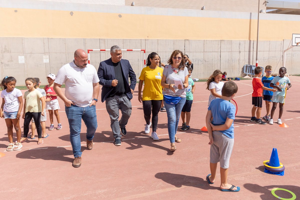 Visita de <a href="/DavidPerdomoG/">David Perdomo</a> Concejal de <a href="/PCiudadanaPto/">Participación Ciudadana Puerto del Rosario</a> y <a href="/JuanJimenezGo/">Juan Jiménez González</a> Alcalde del Ayto <a href="/PuertoRosario/">Ayuntamiento de Puerto del Rosario</a> a la primera escuela se verano de la Concejalía: GRANDES AVENTURER@S.

#Verano #campamento #pueblosybarrios #formación #conciliación