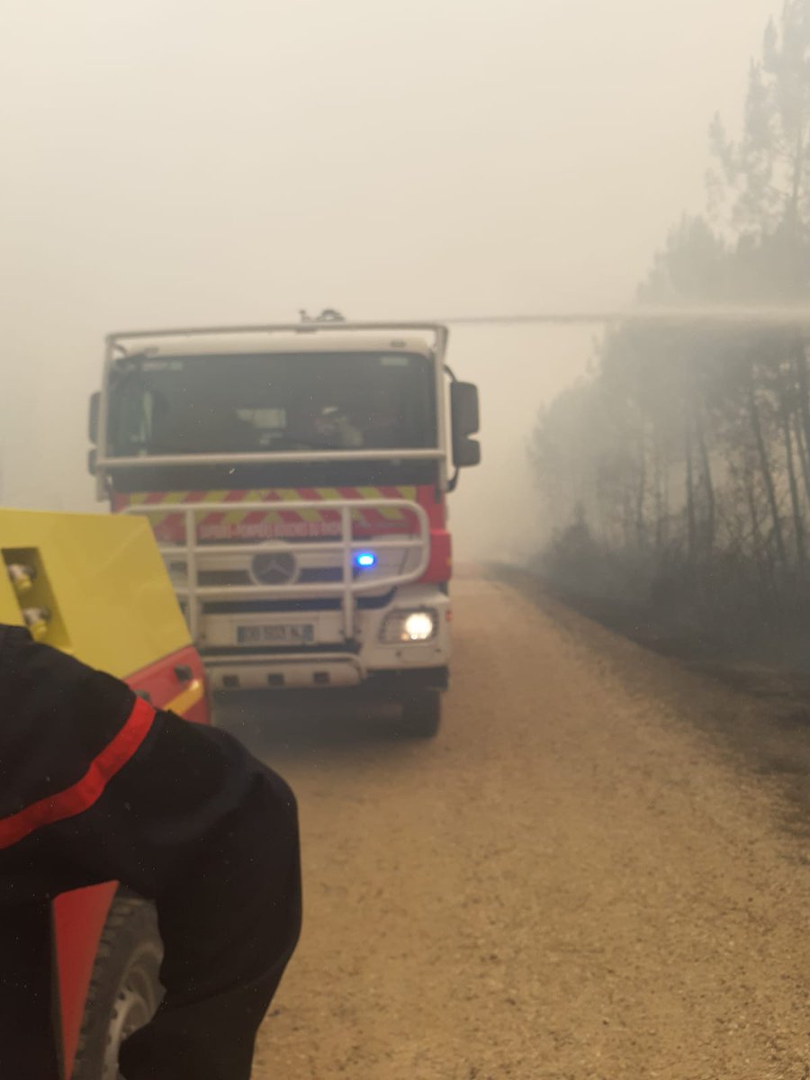 Pompiers_13's tweet photo. [#FeuDeForêt]

C'est à l'aube que 34 #Pompiers13 armant 13 engins ont pris la route vers la #Gironde pour prêter main forte aux @PompiersFR déjà sur les lieux. 
Une lutte intense s'opère autour d'un travail collectif essentiel. https://t.co/5GQ3KRH51O