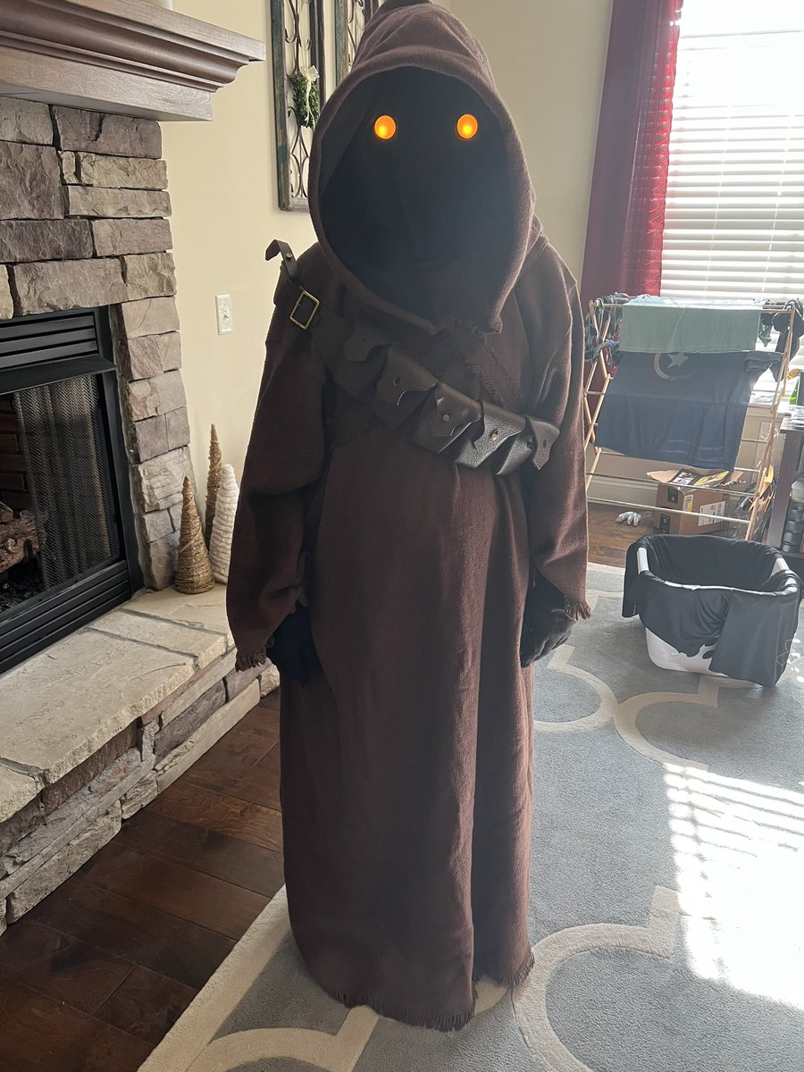upstatecosplay's tweet photo. Jawa in the house!! #jawacosplay https://t.co/CGqE7EorHm