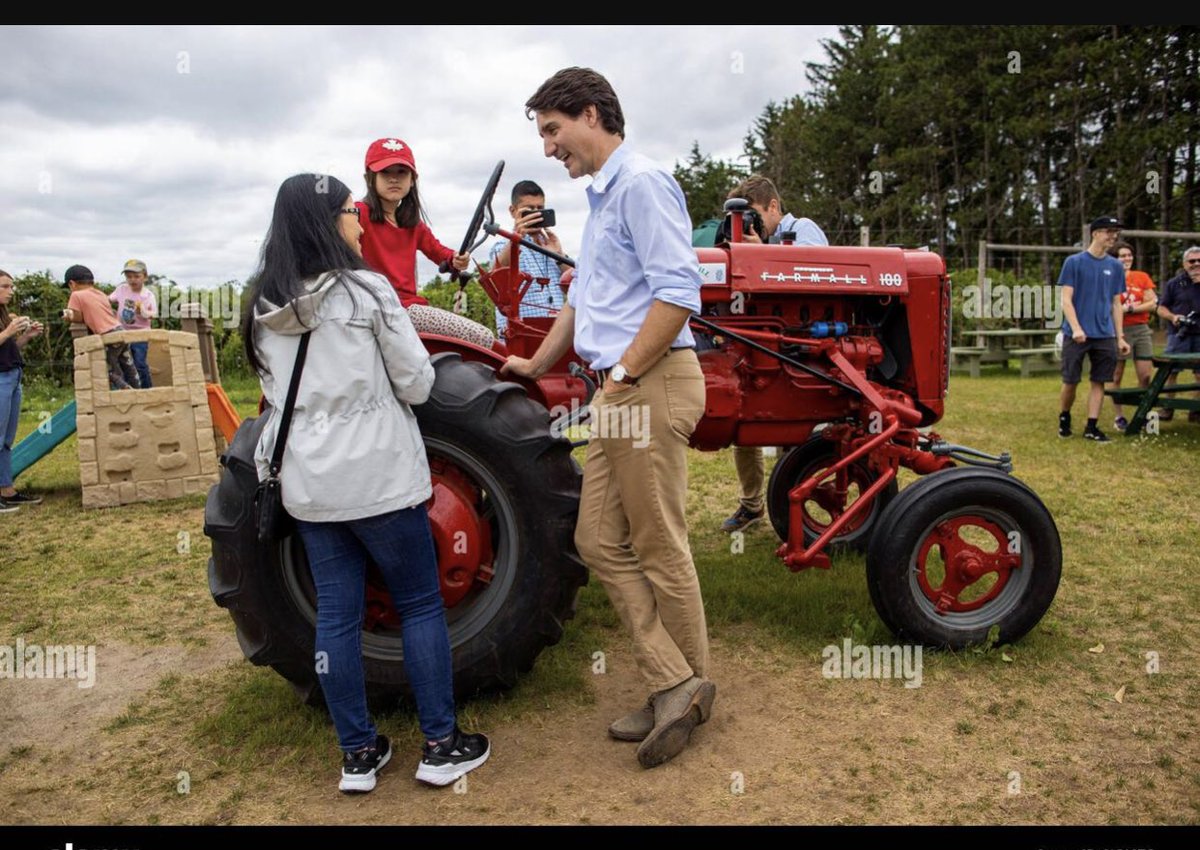 MasklessW's tweet image. This weasel doesn’t let the public know in advance where his visiting. If the people of Barrie Ontario knew they would have booed him out of there.He’s a coward and isn’t fit to run Canada 🇨🇦 the FREE COUNTRY! GO BACK TO CUBA where your real father comes from.U R the baby Castrol