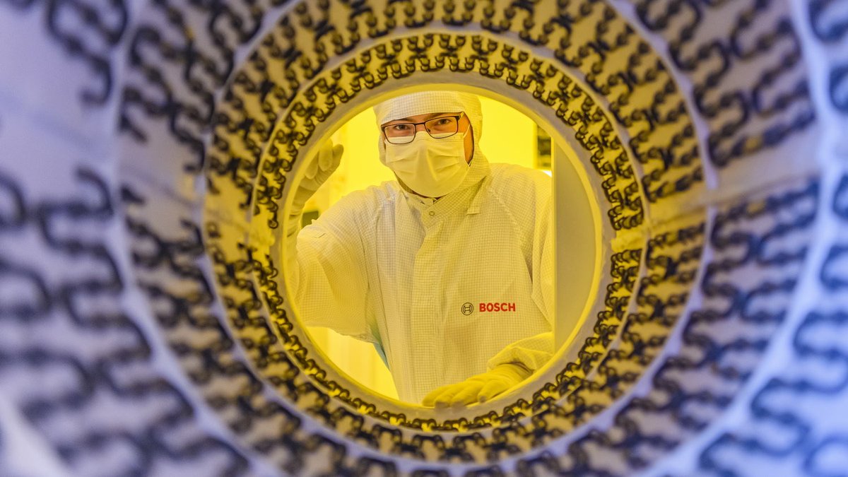 BoschGlobal's tweet photo. Bosch invests further billions in chip business: From consumer goods to #mobility – the demand for semiconductors is growing continuously. To gear up for it, we'll be investing another €3 billion by 2026 in our #semiconductor division: https://t.co/aqh4uUdue8 #BoschTechDay https://t.co/gA5R5P4vAY