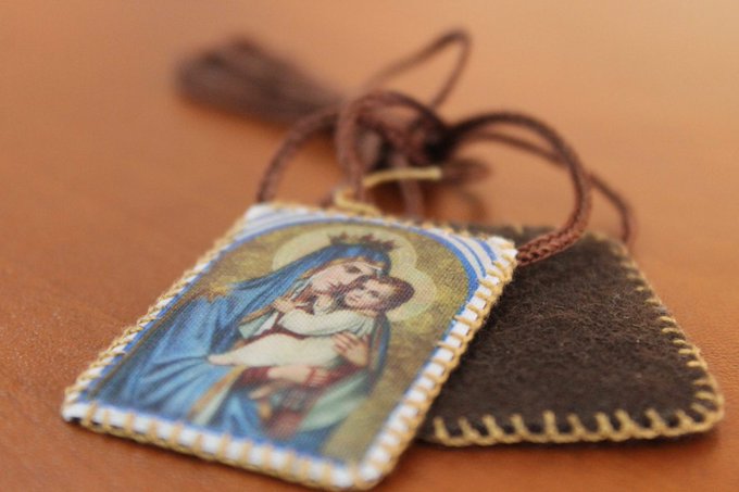 Santa_Palabra's tweet photo. "Quien muera usando el escapulario no sufrirá el fuego eterno”.

(Virgen del Carmen a San Simón Stock). https://t.co/49pnAc8rnN