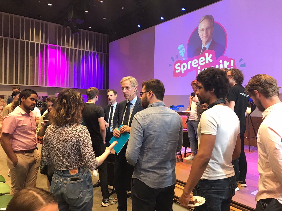 VUamsterdam's tweet photo. .@RHDijkgraaf zegt als minister de wetenschappelijke methode toe te passen. Vragen stellen, onderzoeken, een conclusie formuleren en vervolgstappen nemen. Daarom ziet hij het gesprek met studenten @VUAmsterdam als zeer waardevol #spreekjeuit https://t.co/NchHt5MdYT