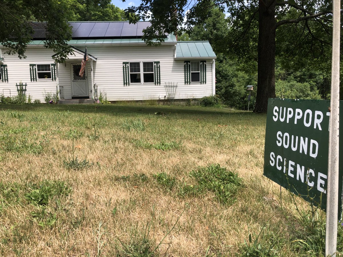 Sara_Mednick's tweet photo. My two favorite lawn signs spotted in upstate New York. #UseCriticalThinking #SupportSoundScience. https://t.co/Olh2TyFu7g