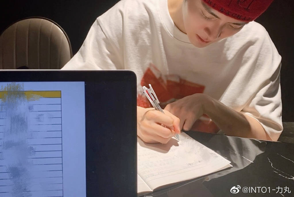 rikimarupics's tweet photo. our rikimaru keeps practicing chinese very hard 💜

#RIKIMARU #力丸 #INTO1 #WARPsUP https://t.co/Dn4AOVXbaV