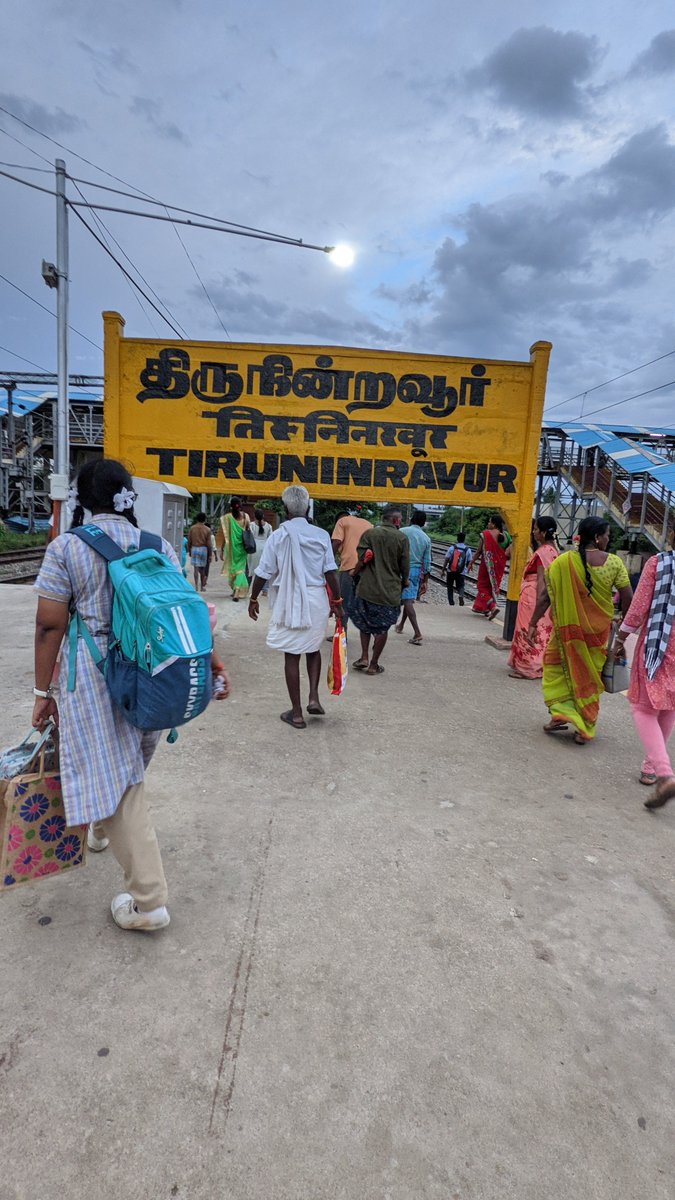 _Dracarys_7's tweet photo. @DrmChennai People are using the gap and crossing the express track to reach the road (Platform 4)... 
Kindly do the needful to avoid this

This is happening regularly in Thiruninravur railway station https://t.co/mbCT1Erhbw