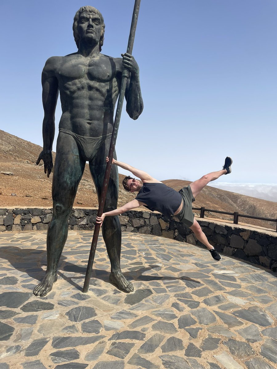 Taking in some Spanish culture. Shout out to Ayose and guise - statue of the kings