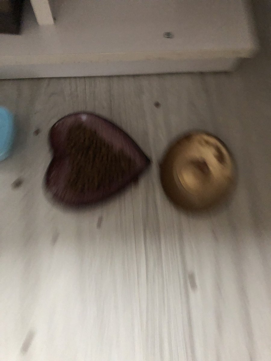 Hala yuva haberi bekliyor çocuğumuz. 2 tane kedimiz var ve kabul etmiyorlar. Ufacık odada kalıyor şu an. 1-1 buçuk aylık civarlarında. Şimdiden kuru mama ve kum alışkanlığını var. Dertsiz tasasız harika biri <3