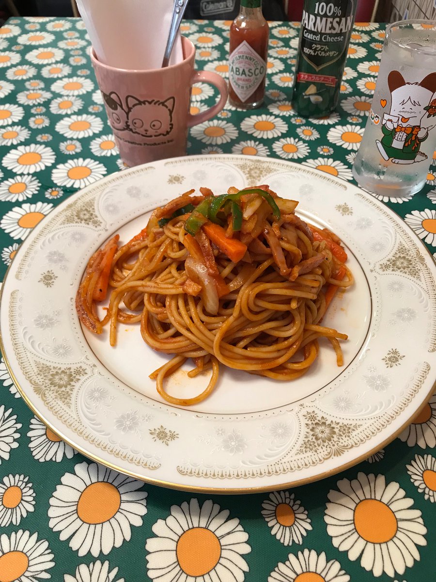仕事帰りに奈良の喫茶デイジー@retropop_daisy さんのとこで夕飯食べに行って来ました😆ナポリタンもちもちして美味しかったです🍝チーズケーキも自家製で美味しくいただきました😋ジュースにしたかったのですが、近鉄が超寒くて…冷えたのでホットティー。次は、またクリームソーダにしたいな。 