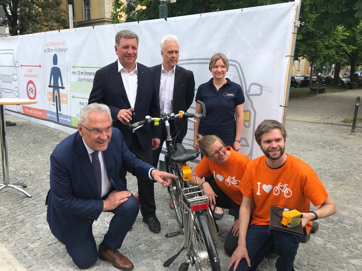 Bewusstsein schaffen für #Überholabstandspflicht! Das haben wir heute gemeinsam mit <a href="/BayStMI/">Bayerisches Innenministerium</a>, <a href="/BauenBewegen/">Staatsministerium für Wohnen, Bau und Verkehr</a> und <a href="/ADAC/">ADAC</a>. Mehr Infos gibt's hier: bayern.adfc.de/pressemitteilu…