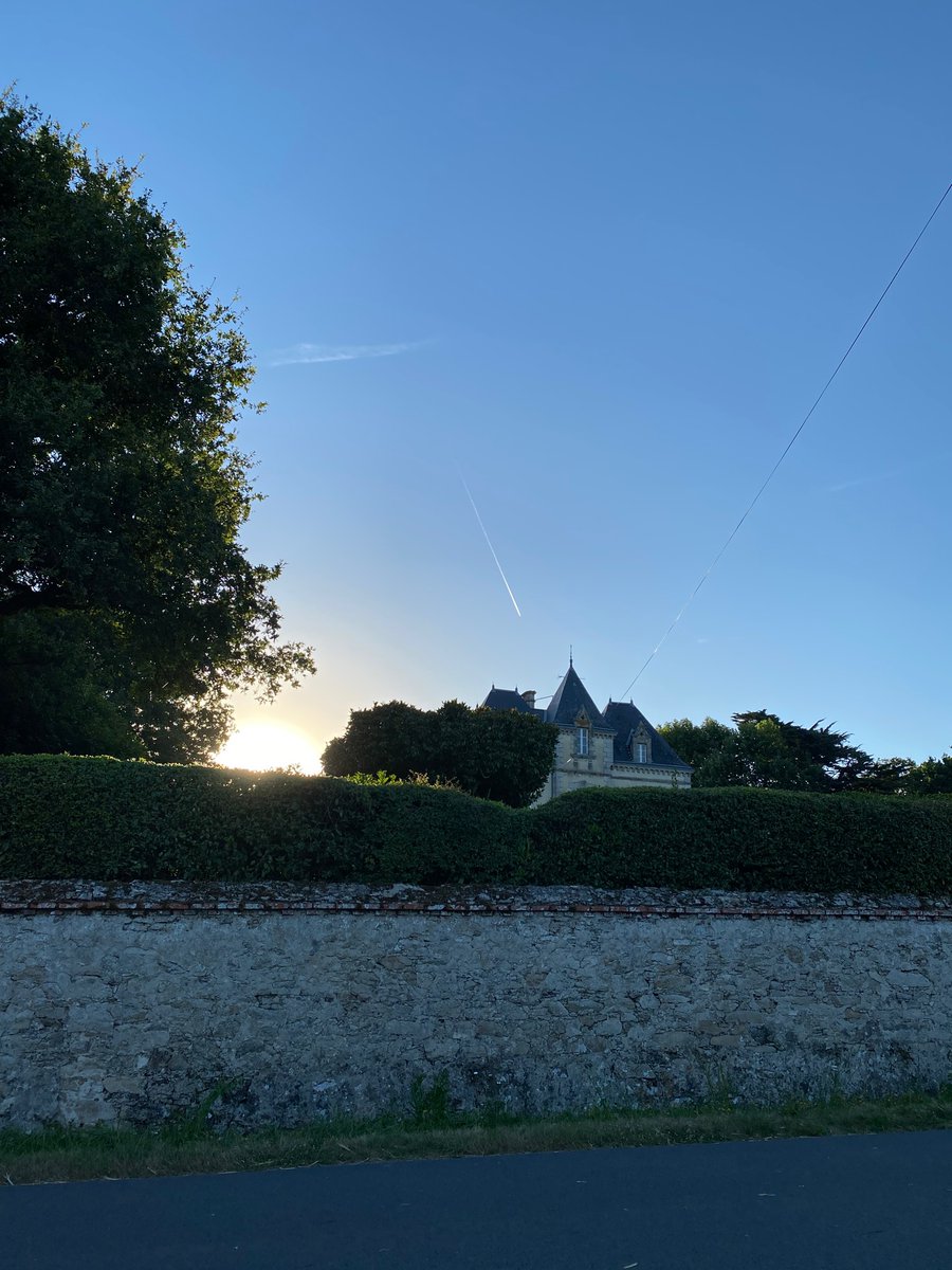 CarocLine's tweet photo. La #campiรฑafrancesa me recibe con รฉste #amanecer #Francia que bella eres! A disfrutar del #verano en #Europa ๐๐ป๐ซ #paysdelaloire ๐ซ๐ท #backinFrance https://t.co/uoPL7MNNs7