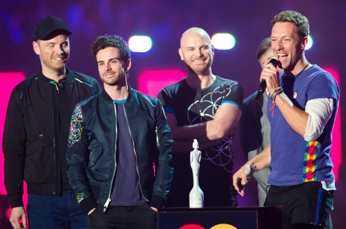 🎤 Coldplay a annoncé qu’à tous ses concerts, il y aurait désormais des interprètes en langue des signes, mais également des vestes spéciales permettant aux fans de sentir les basses grâce aux vibrations ! Une belle manière de les rendre accessibles à tous 🔊❤️