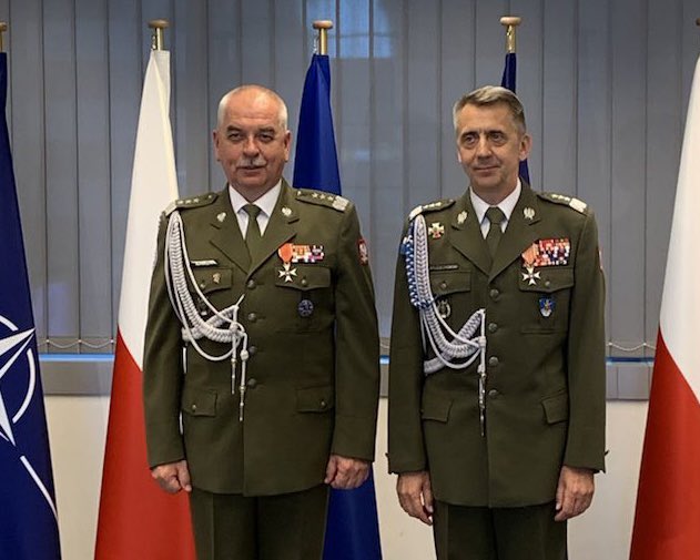 SztabGenWP's tweet photo. Generał broni Janusz Adamczak przekazał dziś w Brukseli obowiązki Polskiego Przedstawiciela Wojskowego 🇵🇱 przy Komitetach Wojskowych #NATO i Unii Europejskiej swemu następcy generałowi broni Sławomirowi Wojciechowskiemu. #MILREP https://t.co/PAMYCnCQVx