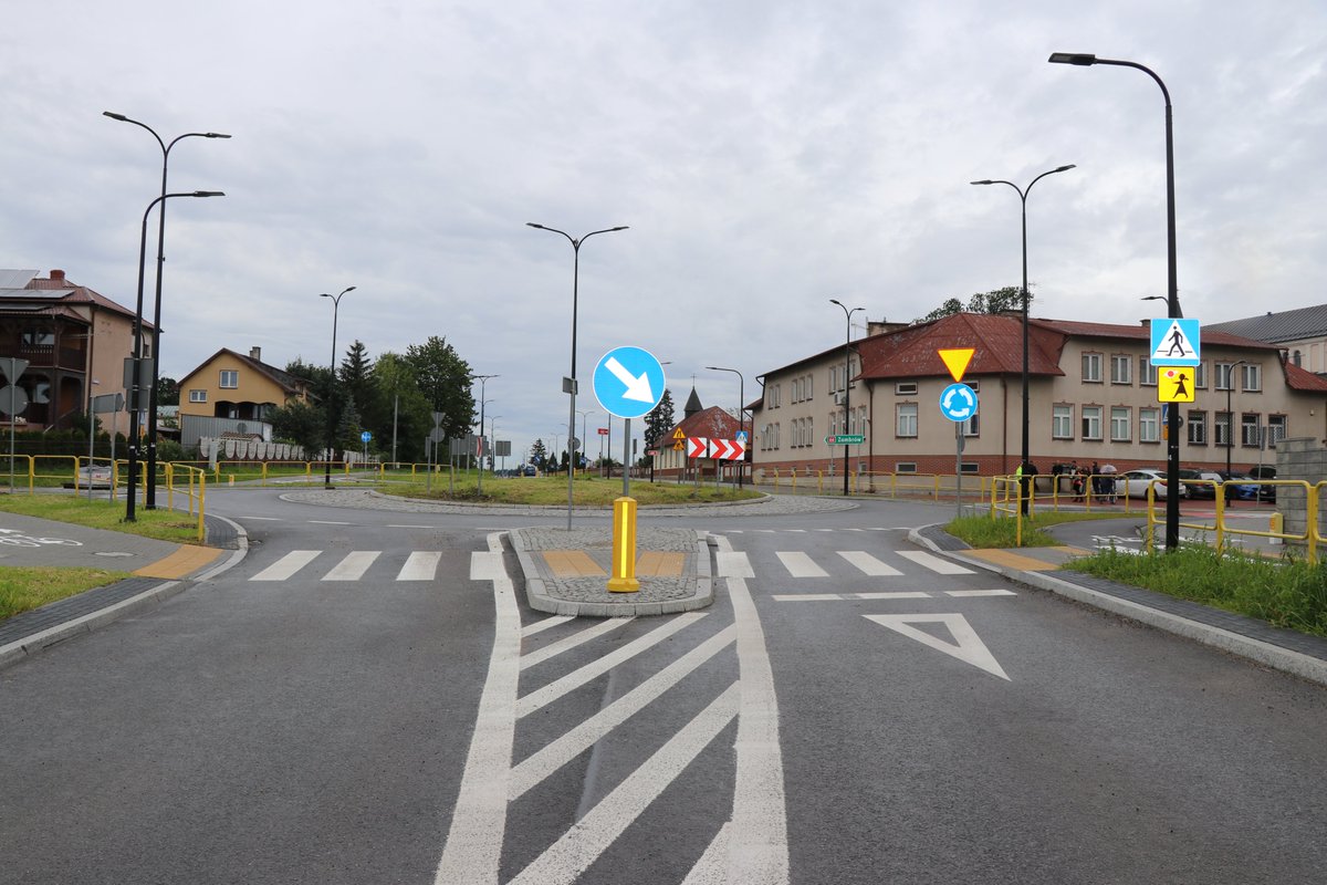 GDDKiA_B_stok's tweet photo. Kilka tygodni przed terminem udostępniliśmy kierowcom prawie 4 km odcinek #DK66 - przejście przez #WysokieMazowieckie. To główna arteria miasta, teraz ze wzmocnioną konstrukcją jezdni (11,5 t/oś), 3 nowymi rondami, mostem oraz ciągami pieszo-rowerowymi. Koszt zadania-52,5 mln zł. https://t.co/iS6NV2B2ID