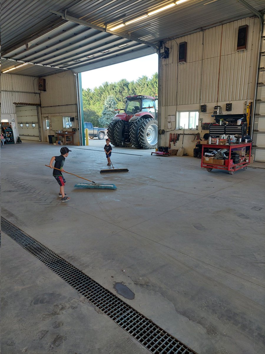 MitchpRTaggie's tweet photo. These kids are willing to do just about any kind of work as long as Uncle Mitch will give them a magnum or kubota ride ! #cleanshop #ontag #troyvalley2 #familyfarm https://t.co/ayN4KejDAs
