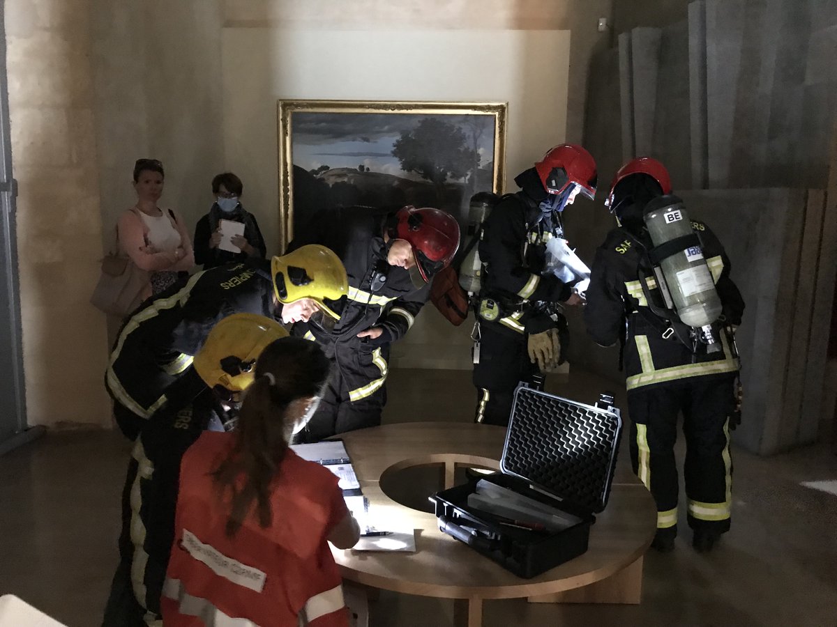 c2rmf's tweet photo. Clôture des ateliers PSBC du #C2RMF en #IDF pour le 78/91 avec un exe à l’Hôtel-Dieu de @ManteslaJolie_
Application du plan de sauvegarde des biens culturels et sauvetage des œuvres fictives réussies ! 👏Merci aux @pompiers78 très impliqués et aux musées participants depuis 1an https://t.co/3hCpLdb4IZ