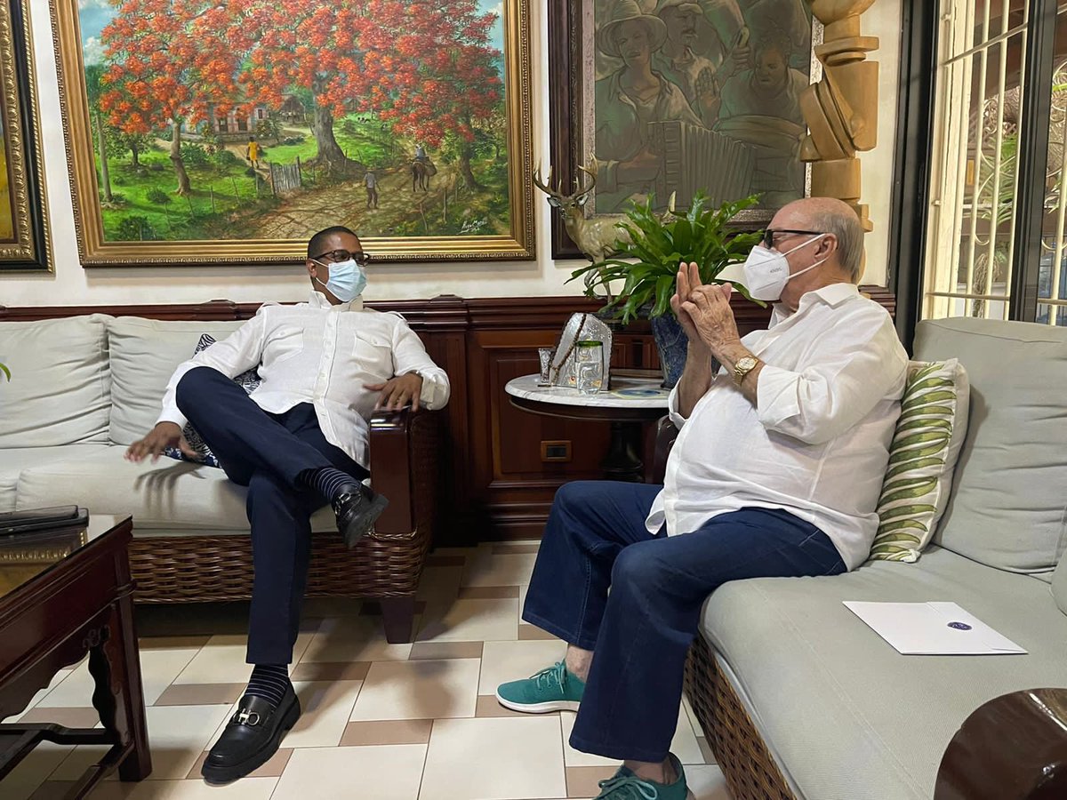 Pase de revista con el expresidente <a href="/hipolitomejia/">Hipolito Mejia</a> con el respeto, cariño y la amistad de siempre. #CuestionDeTiempo🚶🏾