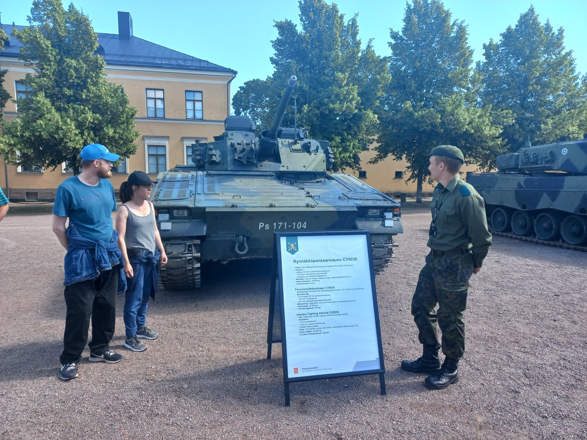 KarjalanPR's tweet photo. Karjalan prikaatin Kaakkois-Suomen aluetoimisto esittelee varusmies- ja reserviläiskoulutusta Tattoo -sotilasmusiikkitapahtumassa Haminassa. Tervetuloa tutustumaan #karjalanprikaati kalustoonkin. #KaartiPäälle #karjalanprikaati #kasaltsto @MaasotaK https://t.co/dsPnYiDm6j