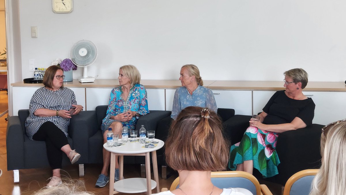 Paneelikeskustelussa Liisa Sailas, <a href="/MinnAnttonen/">Minna Anttonen</a>, <a href="/apitkara/">Anne Pitkäranta</a> ja <a href="/MattsonJohanna/">Johanna Mattson</a> nostavat esiin syöpästrategian päivittämisen tärkeyden. Kansallisen syöpästrategian sekä laaturekisterien avulla voimme vahvistaa syövänhoidon yhdenvertaisuuden toteutumista. #syövänhoito #mallimaa