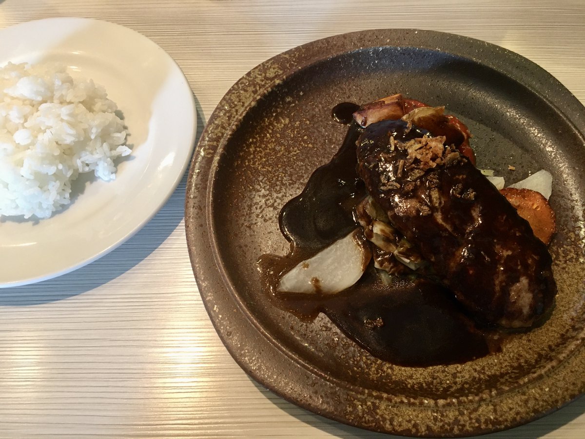 ayana_gohan's tweet photo. I went to the hamburg steak restaurant today.
The Demi-glace sauce was delicious because it has bitterness and umami.
The green salad dressing is delicious too!
The dessert is the gateau chocolat verrine with the banana mousse and glacee.
#lunch 
#Hamburg 
#tasty 
#japanesefood https://t.co/PILcX3gk29