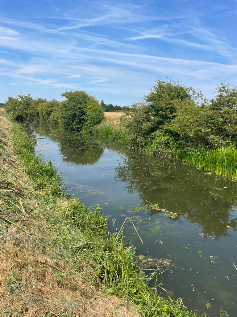 DeTom48's tweet photo. Before and after. River #Wantsum weed cut up to Thanet Way, I think you’ll agree it looks much healthier. Well done #TeamEA @EnvAgencySE @ThanetCouncil @ADA_updates https://t.co/HRVbyNWWVZ