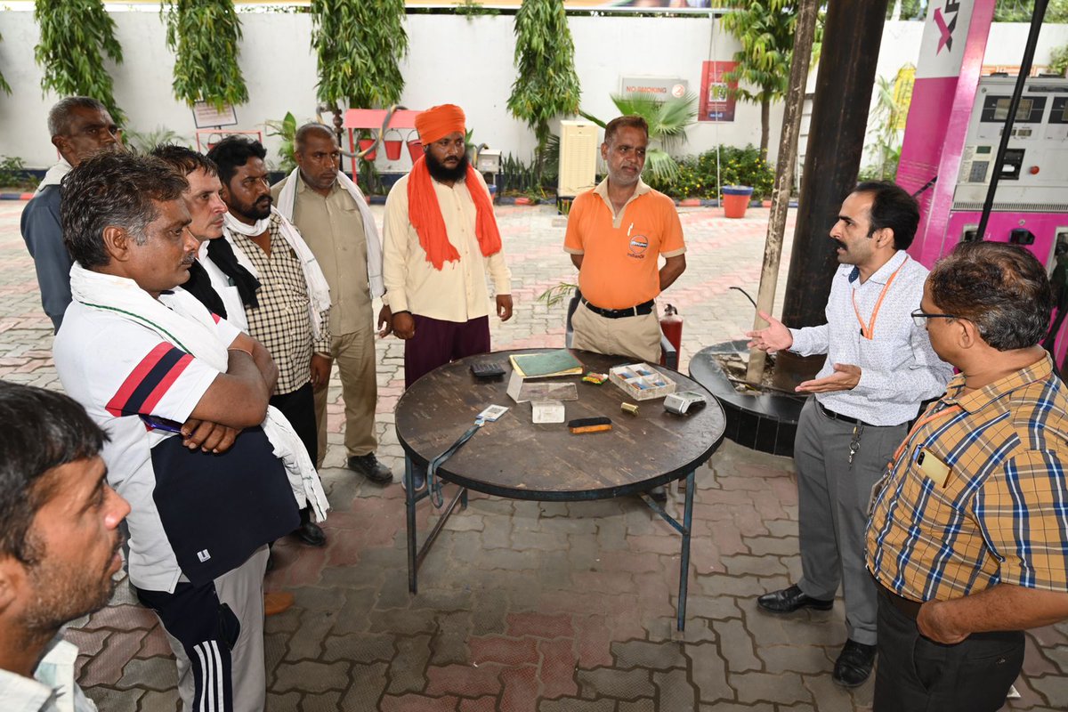 Truck drivers and curbside collectors were encouraged to adopt the principles of Swachhta in their lives to make Clean and Prosperous India <a href="/IndianOilcl/">Indian Oil Corp Ltd</a>’s petrol pump.
<a href="/swachhbharat/">Swachh Bharat Mission - Grameen</a>
<a href="/SwachhBharatGov/">Swachh Bharat Urban</a>
<a href="/PetroleumMin/">Ministry of Petroleum and Natural Gas #MoPNG</a>
<a href="/ChairmanIOCL/">ChairmanIOC</a>
<a href="/IOCRHQ/">Refineries Division of IndianOil</a>