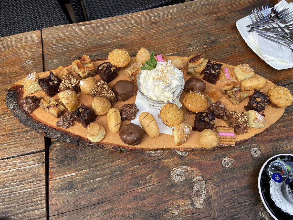 Petrabhd's tweet photo. @PiaNiemeijer gaat met #pensioen en vandaag hadden we het afscheids”feestje” het begon met al dit lekkers en eindigde met een heerlijke lunch. @DrentheCollege #DigiCoach Pia ik ga je heel erg missen😘 https://t.co/47QmuLkXCv