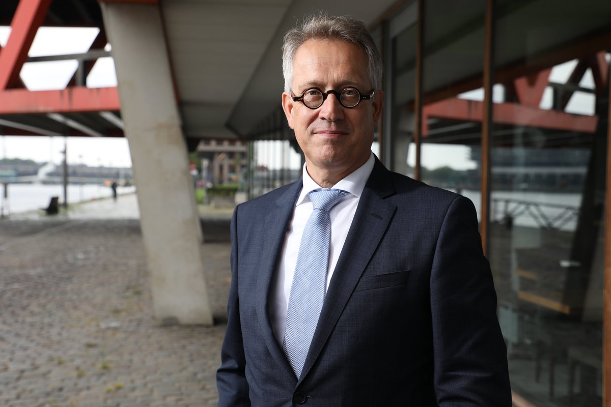 Hoofdofficier van justitie Hugo Hillenaar uit zijn zorgen in <a href="/telegraaf/">De Telegraaf</a> over het ronselen van uithalers: "Voorheen begonnen jongeren hun criminele loopbaan met fietsendiefstallen. Nu stappen ze al meteen in als uithaler". ➡️ telegraaf.nl/nieuws/1734635…