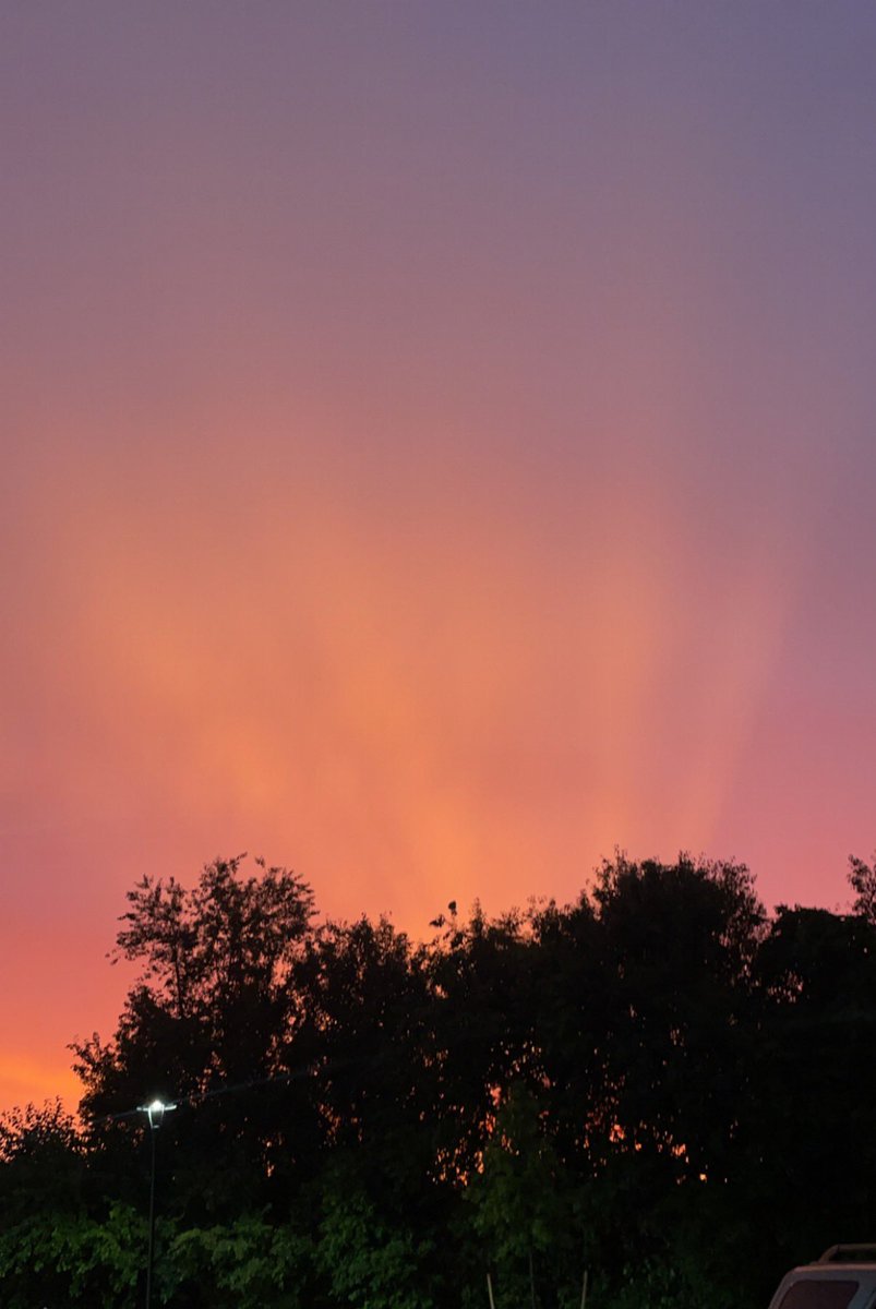 KittykatCano's tweet photo. YALL the sky last night was SO BEAUTIFUL 🤩 I’m literally so in love with the pics I took!!! Also I swear none of these are edited 🥹 https://t.co/Y6Lwno6XP9