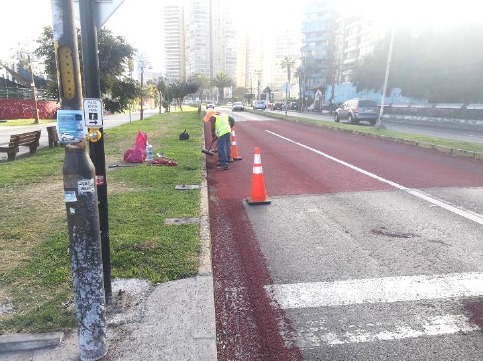 MopTarapaca's tweet photo. ⚠️¡TEN PRESENTE!⚠️
Se continúa en la instalación de sellos de alta Fricción en la costanera de #Iquique.
▶️ Proyecto del #MOP que busca regular la velocidad de los vehiculos. ☝️Tomar las precauciones al desplazarse por esas vias. 
#Tarapacá https://t.co/0fY5HFuyqf