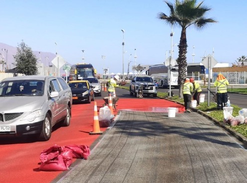 MopTarapaca's tweet photo. ⚠️¡TEN PRESENTE!⚠️
Se continúa en la instalación de sellos de alta Fricción en la costanera de #Iquique.
▶️ Proyecto del #MOP que busca regular la velocidad de los vehiculos. ☝️Tomar las precauciones al desplazarse por esas vias. 
#Tarapacá https://t.co/0fY5HFuyqf